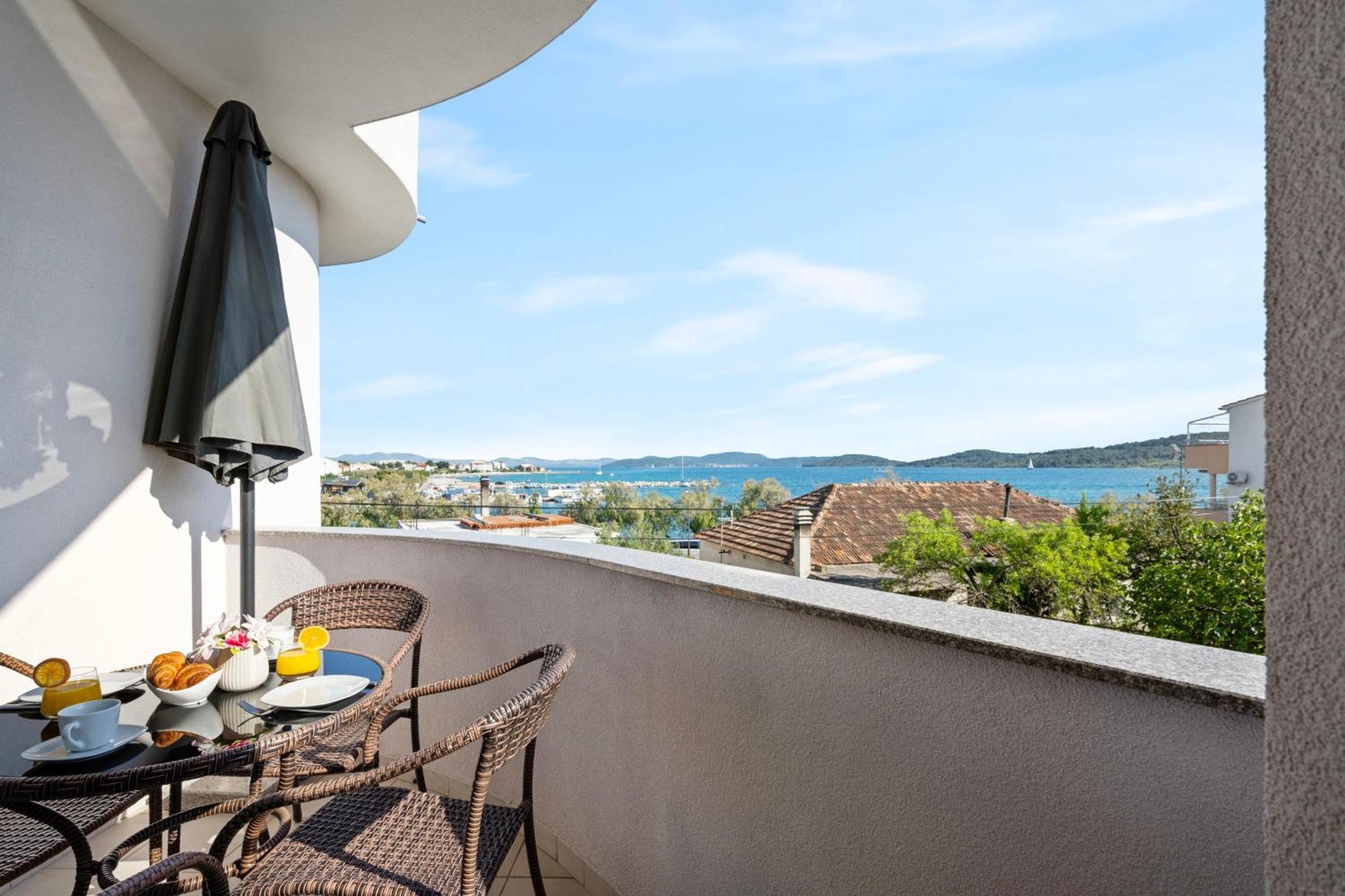Aquarius Apartments - Beachside With Heated Pool Vodice Exterior foto