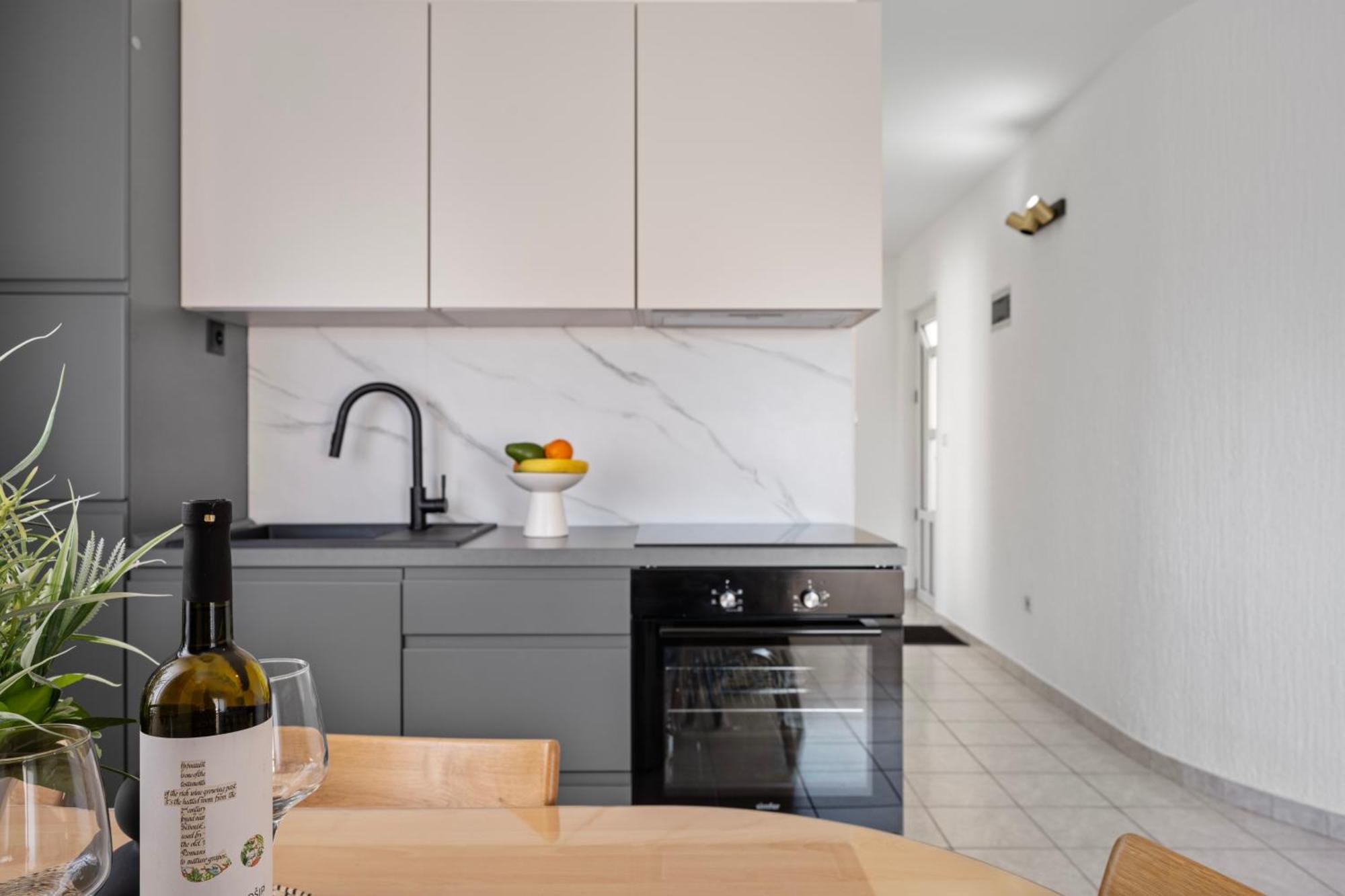 Aquarius Apartments - Beachside With Heated Pool Vodice Quarto foto