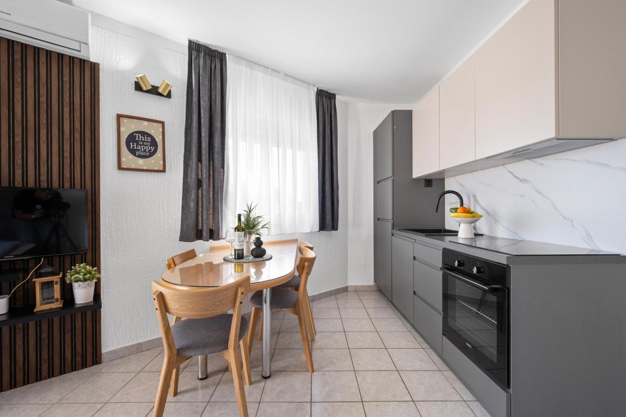 Aquarius Apartments - Beachside With Heated Pool Vodice Quarto foto