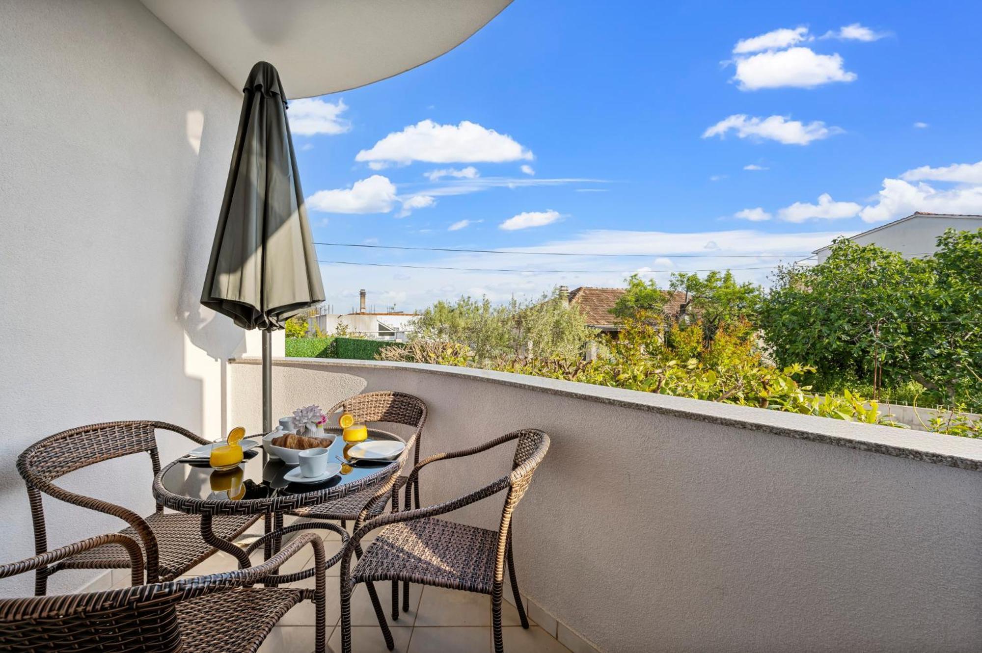 Aquarius Apartments - Beachside With Heated Pool Vodice Quarto foto