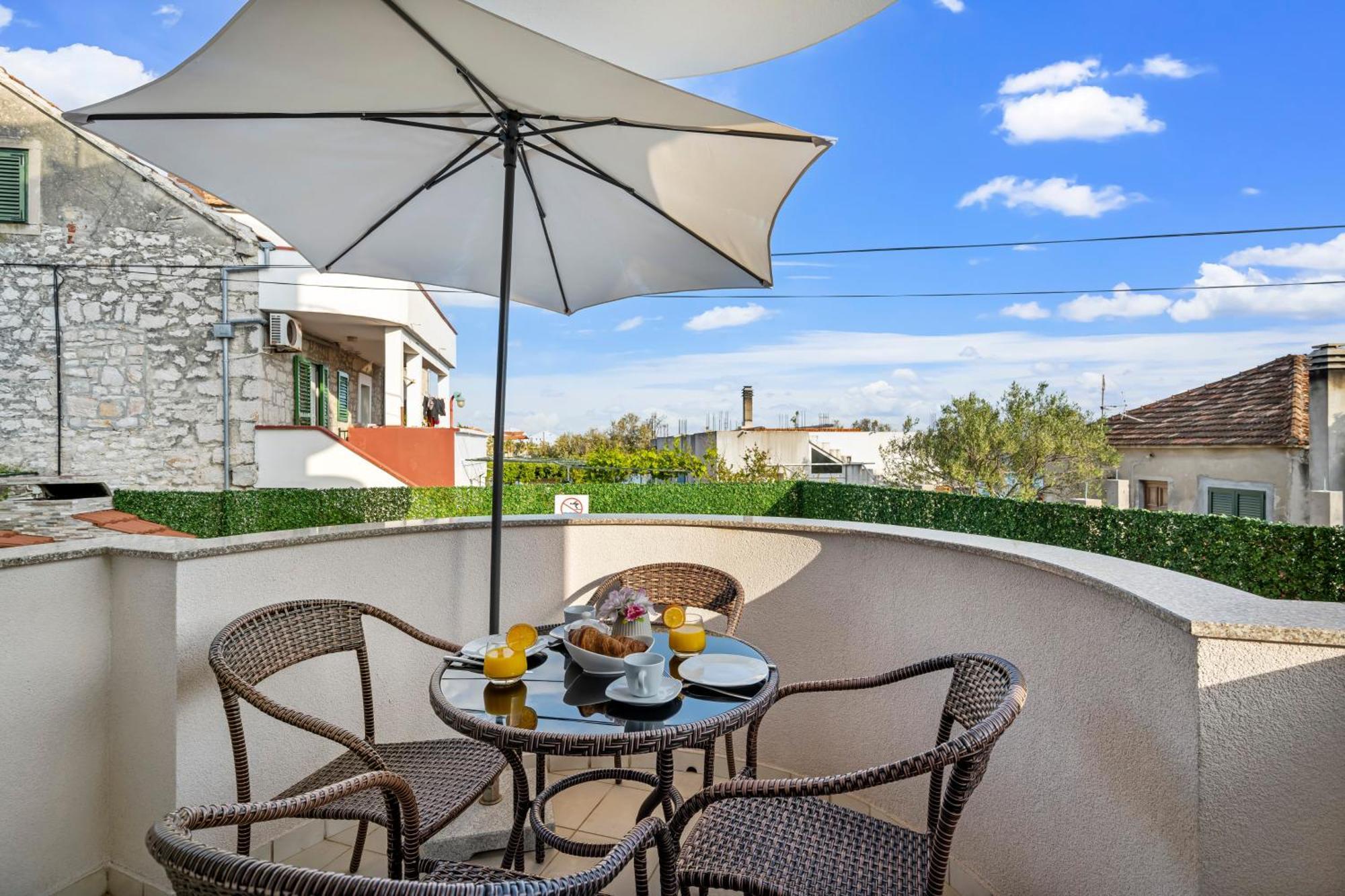 Aquarius Apartments - Beachside With Heated Pool Vodice Quarto foto