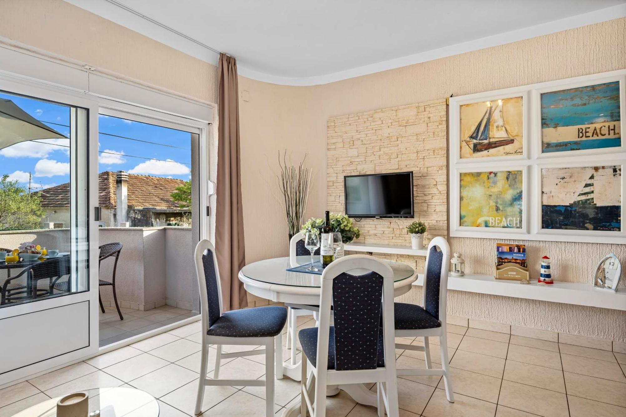 Aquarius Apartments - Beachside With Heated Pool Vodice Quarto foto