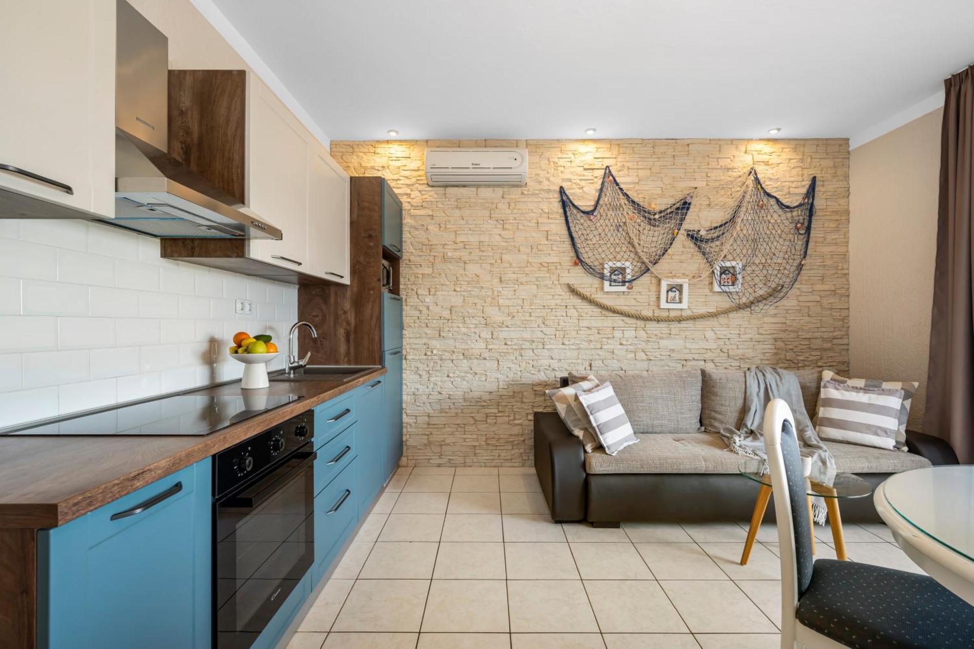 Aquarius Apartments - Beachside With Heated Pool Vodice Quarto foto