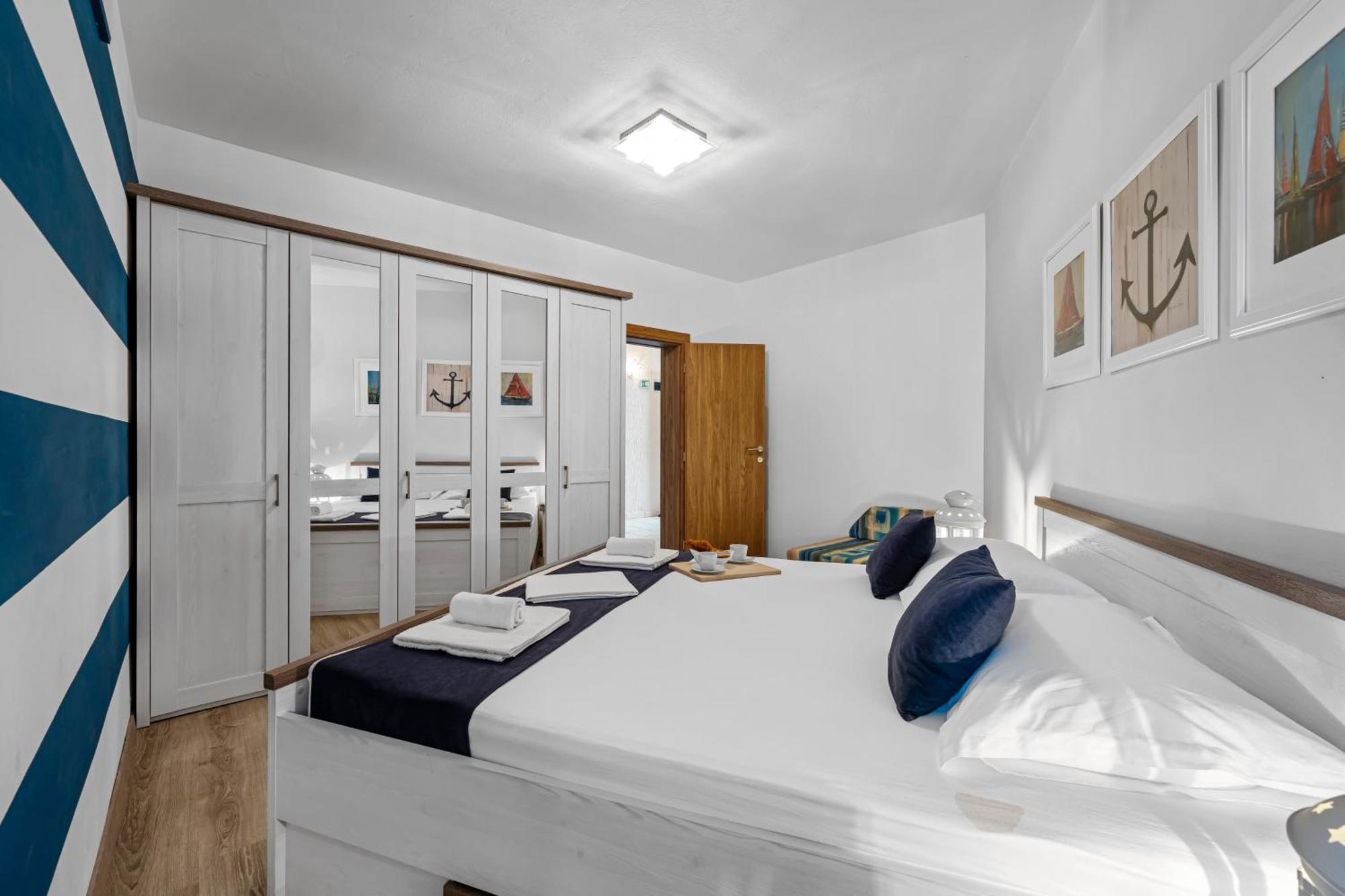 Aquarius Apartments - Beachside With Heated Pool Vodice Quarto foto