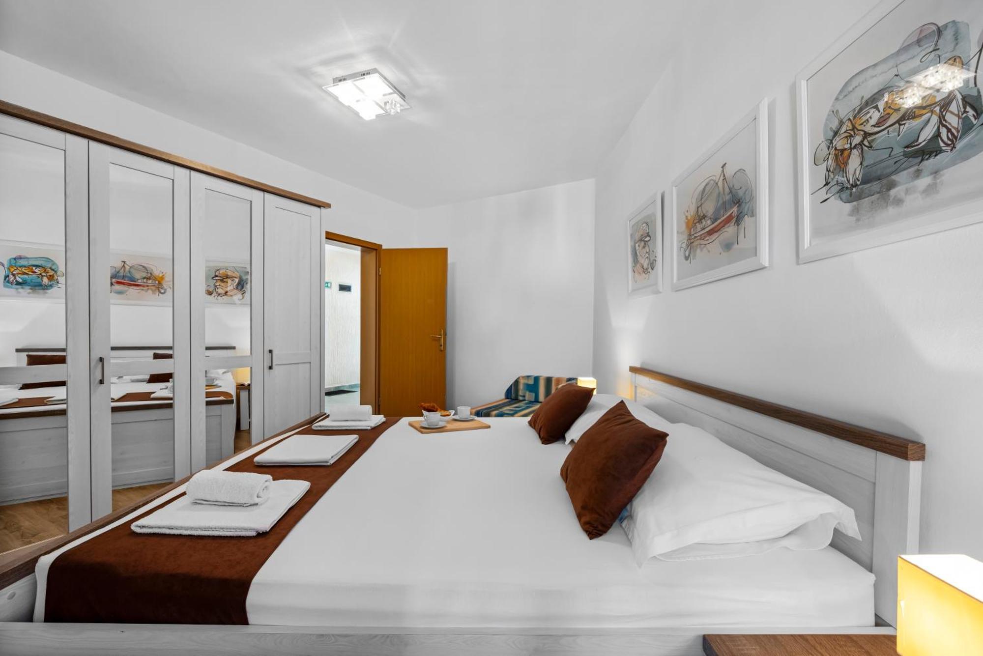 Aquarius Apartments - Beachside With Heated Pool Vodice Quarto foto